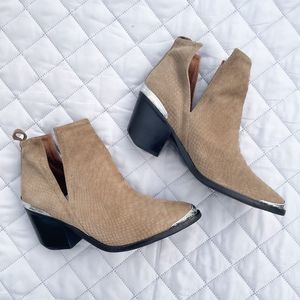 Jeffrey Campbell Women's Cromwell Crocodile Pattern Western Boots Tan Size 8.5